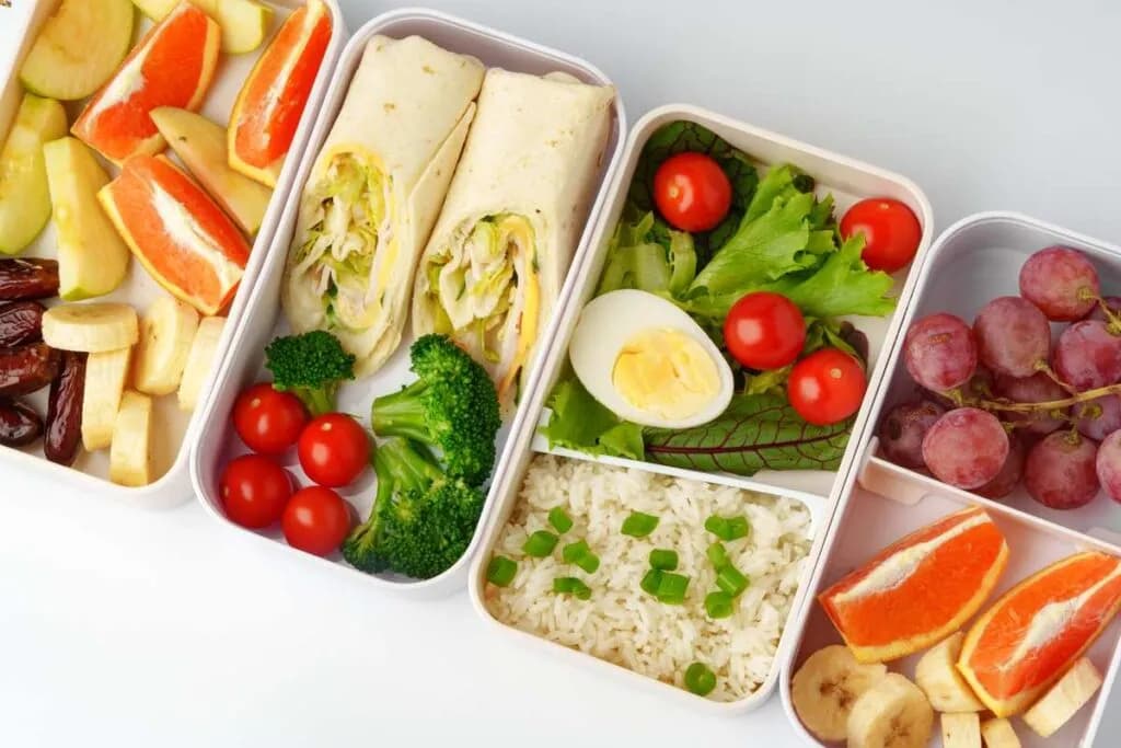 Catering dietetyczny co to? Poznaj zalety i funkcje diety pudełkowej