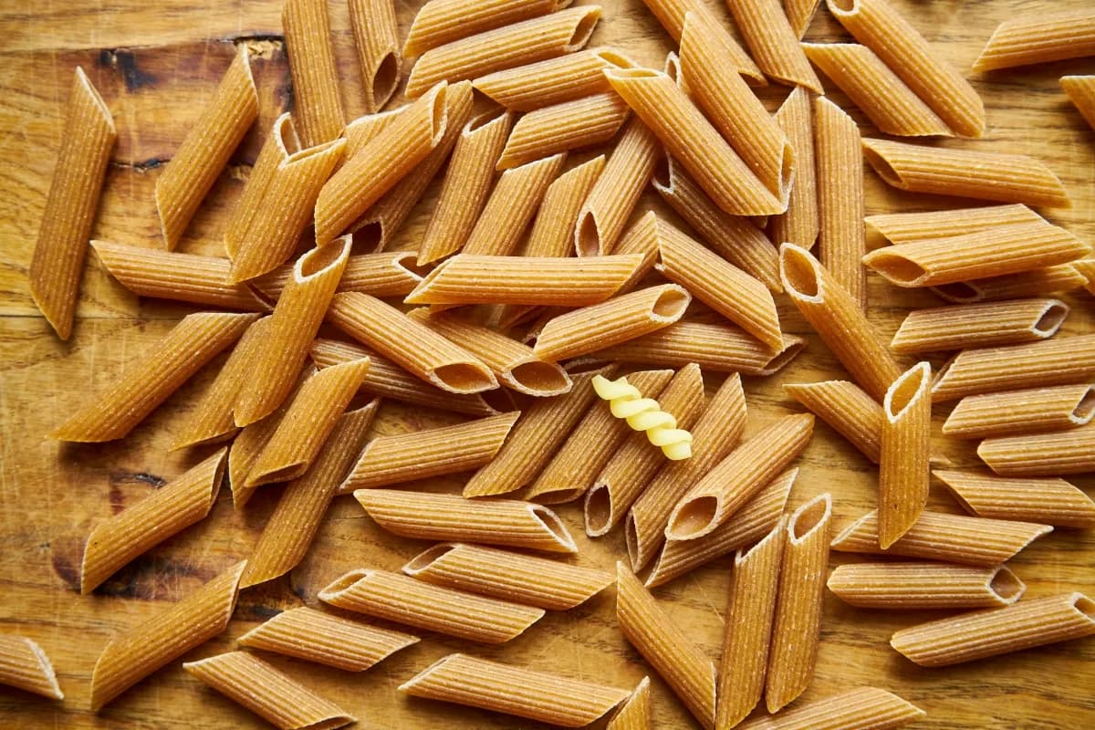 Czy makaron pełnoziarnisty jest dietetyczny? Odkryj jego prawdziwe korzyści