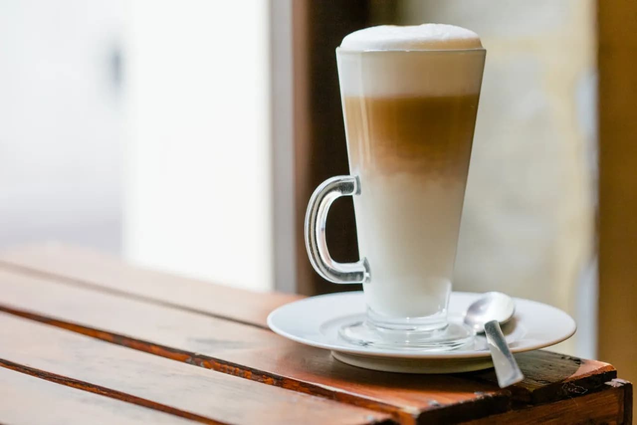 Czy kawa z mlekiem roślinnym jest zdrowa? Odkryj ukryte zagrożenia