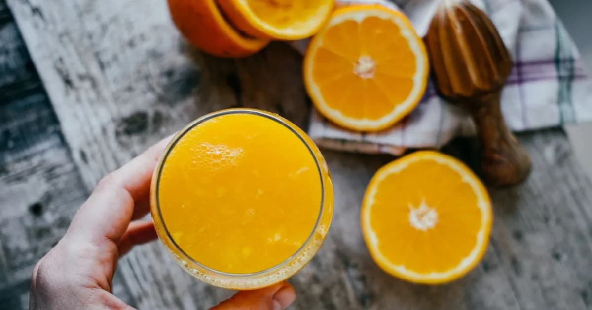 Sok z pomarańczy na co pomaga? Odkryj jego niesamowite korzyści zdrowotne