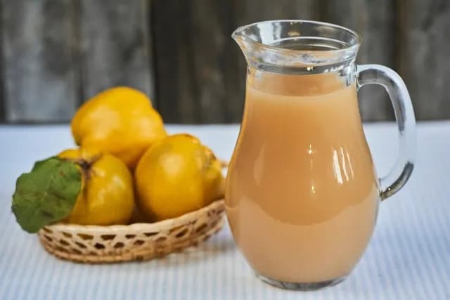 Jak zrobić sok z pigwy - prosty przepis na pyszny napój domowy